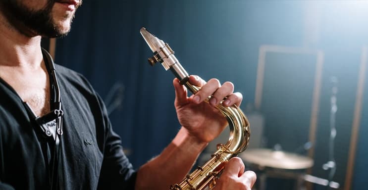 Causes and Solutions for Saxophone Squeaking During Performance